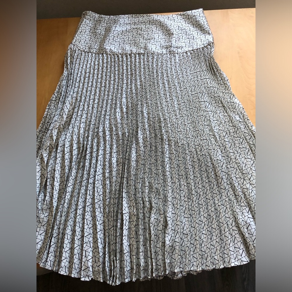 Future Collective Elegant pleated Skirt with Geometric Pattern - cream and Black